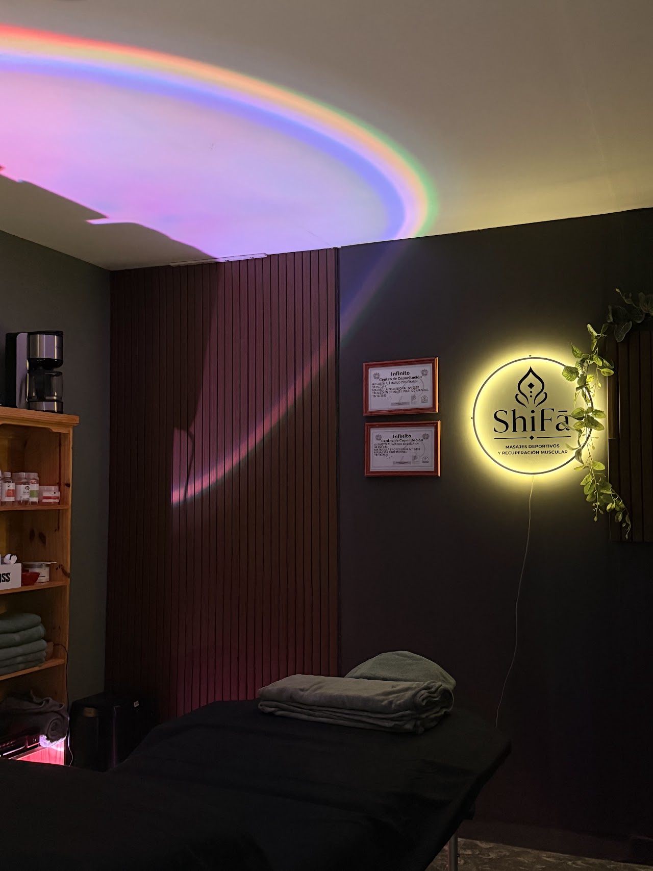 Sala de masajes de Shifā con iluminación relajante en Bahía Blanca