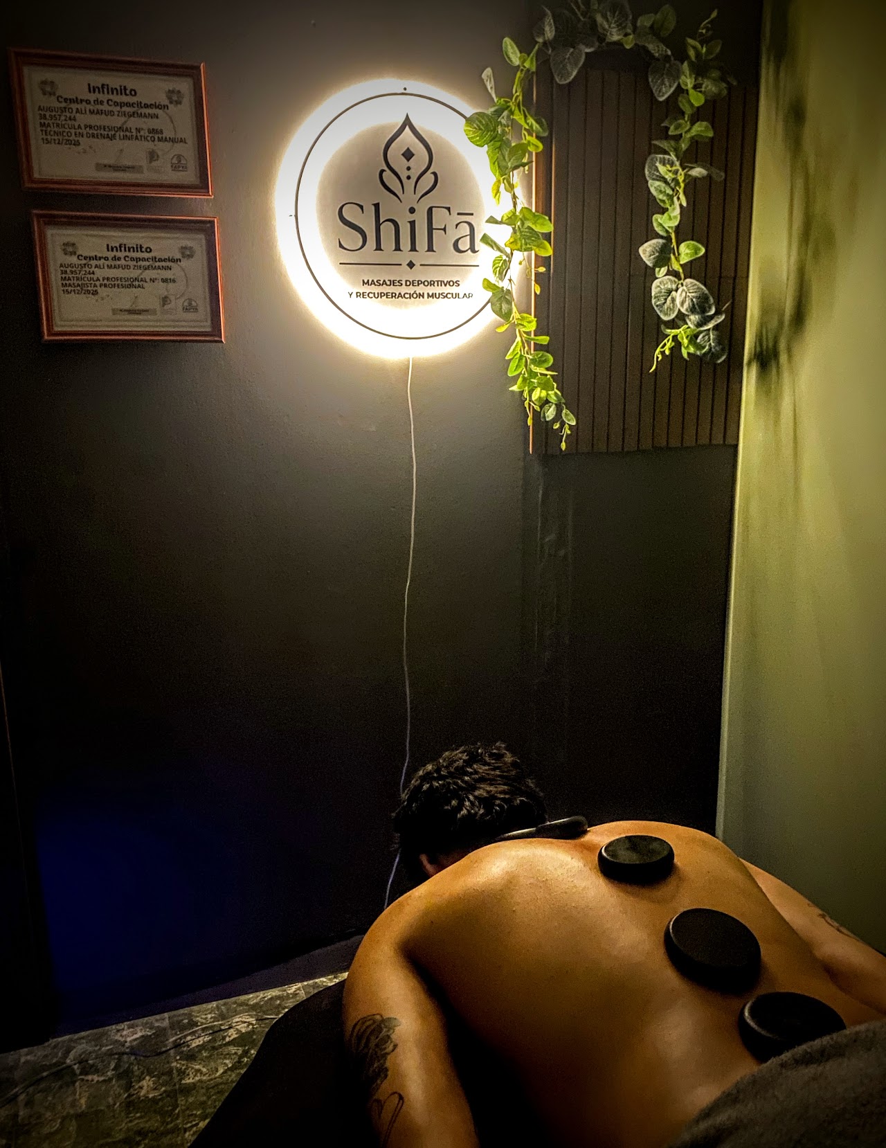 Masaje con piedras calientes, técnica de recuperación muscular